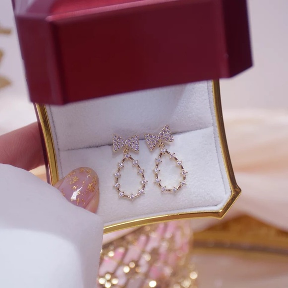 👏🏼14K Gold Plated Stud Earrings - Picture 5 of 10